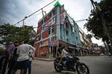NEW DELHI INDIA 16 Haziran 2023 Koçluk merkezinin dışında açıkken görülen elektrik kabloları dün Batra Sinema Mukherjee Nagar yakınlarındaki Ticari Kompleksi 'nde büyük bir yangın çıktı. 16 Haziran 2023 tarihinde Yeni Delhi' de 61 öğrenci yaralandı.