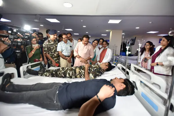 stock image NEW DELHI INDIA JUNE 14 2023 Union Minister of State Health and Family Welfare Prof S P Singh Baghel talking with SSB Jawan donated Blood During the World Blood Donor Day at RML Hospital as part of the countrywide Raktdaan Amrit Mahotsav