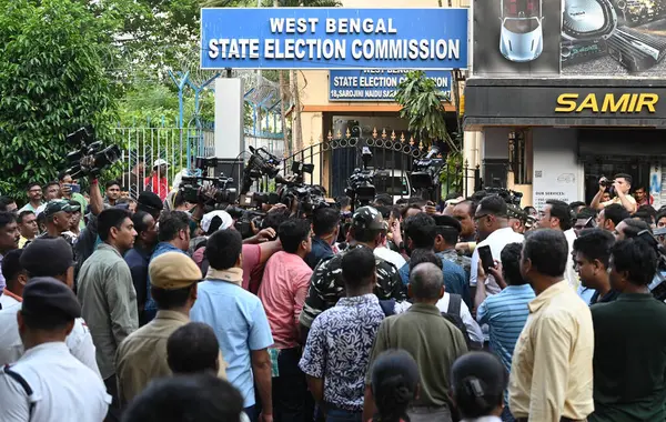 stock image KOLKATA INDIA JUNE 14 2023 Bharatiya Janata Party BJP members protest against claims they were forcefully stopped from filling nomination in Bengal Panchayet Election allegedly by Trinamool Congress TMC outside West Bengal State Election commission o