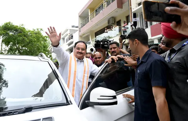 CHANDIGARH INDIA 15 Haziran 2023 BJP Ulusal Başkanı JP Nadda, Sampark Se Samarthan kampanyası kapsamında 15 Haziran 2023 tarihinde Chandigarh Inida Nadda, BJP hükümetinin geçmişte gerçekleştirdiği başarı ve girişimler kitapçığını paylaştı.