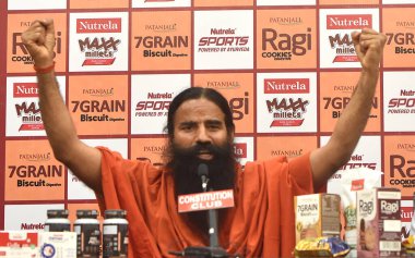 NEW DELHI INDIA 16 Haziran 2023 Yoga Guru Baba Ramdev 16 Haziran 2023 'te Hindistan Anayasa Kulübü' nde Patanjali premium ürünlerinin tanıtımı sırasında Yeni Delhi Hindistan 'da Nutrela Max Millets Ragi Bisküvileri kuru meyve 