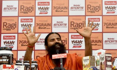 NEW DELHI INDIA 16 Haziran 2023 Yoga Guru Baba Ramdev 16 Haziran 2023 'te Hindistan Anayasa Kulübü' nde Patanjali premium ürünlerinin tanıtımı sırasında Yeni Delhi Hindistan 'da Nutrela Max Millets Ragi Bisküvileri kuru meyve 