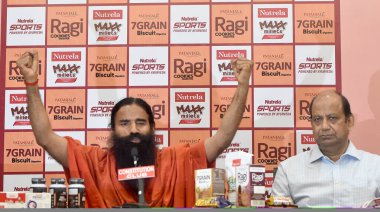 NEW DELHI INDIA 16 Haziran 2023 Yoga Guru Baba Ramdev ve Patanjali Gıda CEO 'su Sanjeev Asthana ve diğerleri 16 Haziran 2023' te Yeni Delhi Hindistan Anayasa Kulübü 'nde Patanjali premium ürünlerinin tanıtımı sırasında ürünler Nutrela Max M