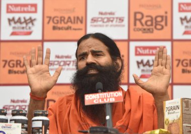 NEW DELHI INDIA 16 Haziran 2023 Yoga Guru Baba Ramdev 16 Haziran 2023 'te Hindistan Anayasa Kulübü' nde Patanjali premium ürünlerinin tanıtımı sırasında Yeni Delhi Hindistan 'da Nutrela Max Millets Ragi Bisküvileri kuru meyve 