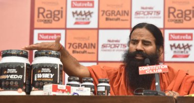 NEW DELHI INDIA 16 Haziran 2023 Yoga Guru Baba Ramdev 16 Haziran 2023 'te Hindistan Anayasa Kulübü' nde Patanjali premium ürünlerinin tanıtımı sırasında Yeni Delhi Hindistan 'da Nutrela Max Millets Ragi Bisküvileri kuru meyve 