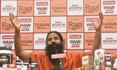 NEW DELHI INDIA 16 Haziran 2023 Yoga Guru Baba Ramdev 16 Haziran 2023 'te Hindistan Anayasa Kulübü' nde Patanjali premium ürünlerinin tanıtımı sırasında Yeni Delhi Hindistan 'da Nutrela Max Millets Ragi Bisküvileri kuru meyve 