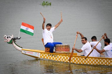 NEW DELHI INDIA 21 Haziran 2023 Manoj Tiwari Parlamento Üyesi, 21 Haziran 2023 tarihinde Yeni Delhi Hindistan 'da düzenlenen Uluslararası Yoga Günü vesilesiyle Yamuna Nehri üzerinde Sonia Vihar Su Sporları Kulübü öğrencileriyle birlikte bir Ejderha Teknesi gezisi yapıyor. 