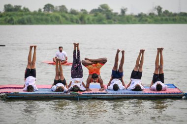 NEW DELHI INDIA HAZİRAN 21 HAZİRAN 2023 Sonia Vihar 'daki Su Sporları Kulübü Öğrencileri Uluslararası Yoga Günü vesilesiyle 21 Haziran 2023' te Sanchit Khanna Hindustan Times 