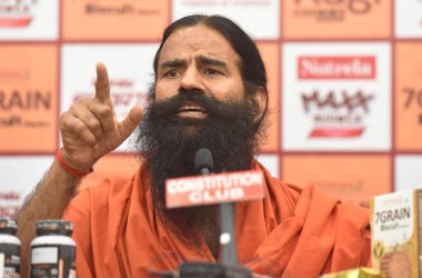 NEW DELHI INDIA 16 Haziran 2023 Yoga Guru Baba Ramdev 16 Haziran 2023 'te Hindistan Anayasa Kulübü' nde Patanjali premium ürünlerinin tanıtımı sırasında Yeni Delhi Hindistan 'da Nutrela Max Millets Ragi Bisküvileri kuru meyve 