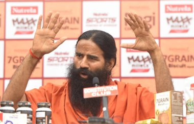 NEW DELHI INDIA 16 Haziran 2023 Yoga Guru Baba Ramdev 16 Haziran 2023 'te Hindistan Anayasa Kulübü' nde Patanjali premium ürünlerinin tanıtımı sırasında Yeni Delhi Hindistan 'da Nutrela Max Millets Ragi Bisküvileri kuru meyve 