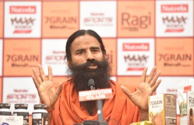 NEW DELHI INDIA 16 Haziran 2023 Yoga Guru Baba Ramdev 16 Haziran 2023 'te Hindistan Anayasa Kulübü' nde Patanjali premium ürünlerinin tanıtımı sırasında Yeni Delhi Hindistan 'da Nutrela Max Millets Ragi Bisküvileri kuru meyve 