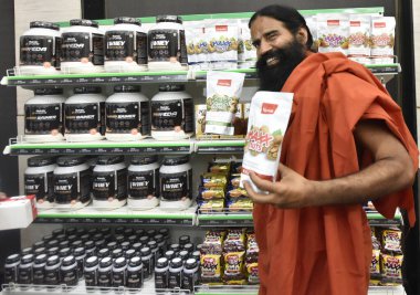 NEW DELHI INDIA 16 Haziran 2023 Yoga Guru Baba Ramdev 16 Haziran 2023 'te Hindistan Anayasa Kulübü' nde Patanjali premium ürünlerinin tanıtımı sırasında Yeni Delhi Hindistan 'da Nutrela Max Millets Ragi Bisküvileri kuru meyve 