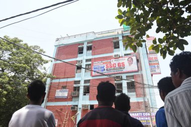 NEW DELHI INDIA 16 HAZİRAN 2023 Dün Batra Sinema Mukherjee Nagar yakınlarındaki Ticaret Kompleksi 'nde büyük yangınların çıktığı Koçluk Merkezi' nin önünde toplandı.