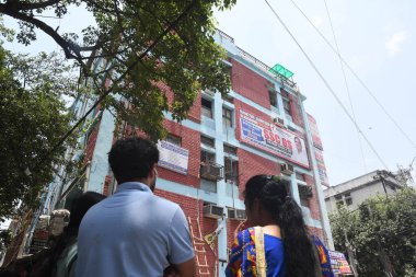 NEW DELHI INDIA 16 HAZİRAN 2023 Dün Batra Sinema Mukherjee Nagar yakınlarındaki Ticaret Kompleksi 'nde büyük yangınların çıktığı Koçluk Merkezi' nin önünde toplandı.
