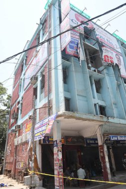 NEW DELHI INDIA 16 HAZİRAN 2023 Dün Batra Sinema Mukherjee Nagar yakınlarındaki Ticaret Kompleksi 'nde büyük yangınların çıktığı Koçluk Merkezi' nin önünde toplandı.