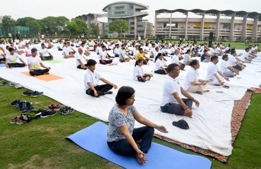 NOIDA INDIA HAZİRAN 21 HAZİRAN 2023 Uluslararası Yoga Günü münasebetiyle Noida Stadyum Sektörü 21 Haziran 2023 Noida Hindistan 'da Sunil Ghosh Hindustan Times 