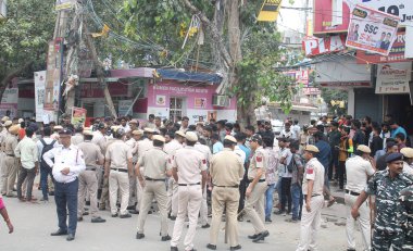 YENİ DELHI INDIA 16 HAZİRAN 2023 Koçluk merkezinin dışında konuşlandırılan ve dün Mukherjee Nagar 'da büyük bir yangın çıkan 16 Haziran 2023 tarihinde Yeni Delhi' de 64 öğrenci kaçmaya çalışırken yaralandı.