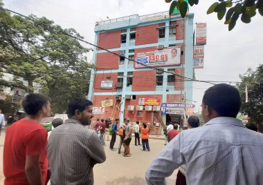 NEW DELHI INDIA 16 HAZİRAN 2023 Dün Batra Sinema Mukherjee Nagar yakınlarındaki Ticaret Kompleksi 'nde büyük yangınların çıktığı Koçluk Merkezi' nin önünde toplandı.