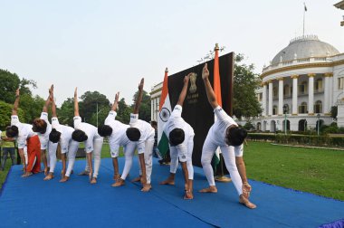 KOLKATA INDIA HAZİRAN 21 HAZİRAN 2023 Raj Bhavan 'da 9. Uluslararası Yoga Günü münasebetiyle düzenlenen bir etkinliğe Samir Jana Hindustan Times 