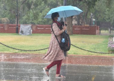 NEW DELHI INDIA 16 HAZİRAN 2023 Kartavya yolunda 16 Haziran 2023 tarihinde şiddetli yağmur sırasında Yeni Delhi Hindistan Meteoroloji Departmanı Delhi NCR 'de şiddetli rüzgarlarla hafif yağmur öngörmüştü