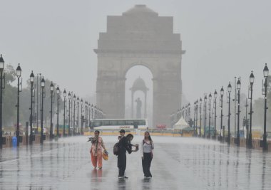 NEW DELHI INDIA 16 HAZİRAN 2023 Kartavya yolunda 16 Haziran 2023 tarihinde şiddetli yağmur sırasında Yeni Delhi Hindistan Meteoroloji Departmanı Delhi NCR 'de şiddetli rüzgarlarla hafif yağmur öngörmüştü