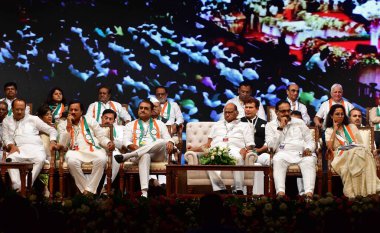 MUMBAI INDIA JUNE 21 Haziran 2023 NCP başkanı Sharad Pawar Milliyetçi Kongre Partisi NCP Şanmukhananda Konferans Salonu 'nda 25. yıldönümünü kutladı. Üye ve başkan vekili Supriya Sule NCP lideri Ajit Pawar NCP lea