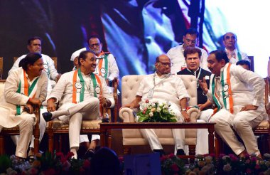 MUMBAI INDIA JUNE 21 Haziran 2023 NCP başkanı Sharad Pawar Milliyetçi Kongre Partisi NCP Şanmukhananda Konferans Salonu 'nda 25. yıldönümünü kutladı. Üye ve başkan vekili Supriya Sule NCP lideri Ajit Pawar NCP lea