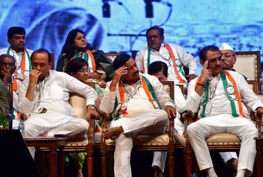 MUMBAI INDIA JUNE 21 Haziran 2023 NCP başkanı Sharad Pawar Milliyetçi Kongre Partisi NCP Şanmukhananda Konferans Salonu 'nda 25. yıldönümünü kutladı. Üye ve başkan vekili Supriya Sule NCP lideri Ajit Pawar NCP lea