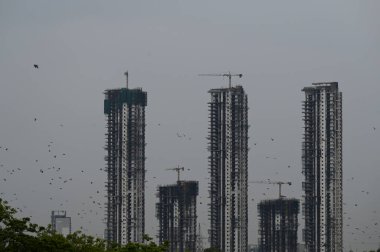 NOIDA INDIA 16 HAZİRAN 2023 Kara Bulutlar 16 Haziran 2023 'te Noida Hindistan' da yağmurdan önce şehrin üzerinde süzülürken Hindistan Meteoroloji Departmanı Perşembe günü Delhi NCR 'de şiddetli rüzgârlarla hafif yağmur öngörmüştü.