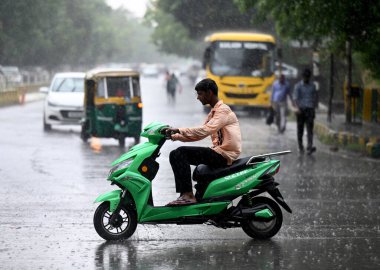 NOIDA INDIA 16 Haziran 2023 Noida Hindistan 'daki 26. Bölge yolunda yağmurda Hindistan Meteoroloji Bölümü, Perşembe günü Delhi NCR' de şiddetli rüzgârlarla hafif yağmur öngörmüştü.