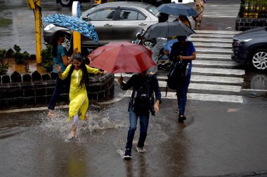 NAVI MUMBAI INDIA HAZİRAN 24 Haziran 2023 Vashi 'de 24 Haziran 2023 tarihinde yoğun yağmurdan geçen insanlar Navi Mumbai Hindistan Fotoğrafı: Bachchan Kumar Hindustan Times 