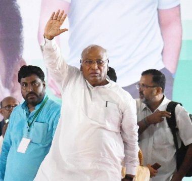 PATNA INDIA 23 Haziran 2023 Kongre Başkanı Mallikarjun Kharge Abhinandan Samaroh sırasında 23 Haziran 2023 tarihinde Sadaquat Ashram 'da Patna Hindistan' da Muhalefet partilerinin liderleri Cuma günü Patna 'da bir araya gelerek bir BJ karşıtı oluşum haritasını çizdiler.