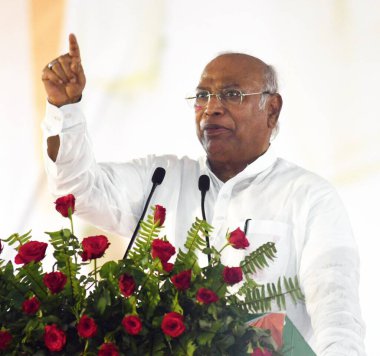 PATNA INDIA 23 Haziran 2023 Kongre Başkanı Mallikarjun Khrge, 23 Haziran 2023 'te Sadaquat Ashram' da Abhinandan Samaroh 'a hitaben yaptığı konuşmada, Muhalefet partilerinin liderleri Cuma günü Patna' da bir araya gelerek bir yol haritası çizdi. 