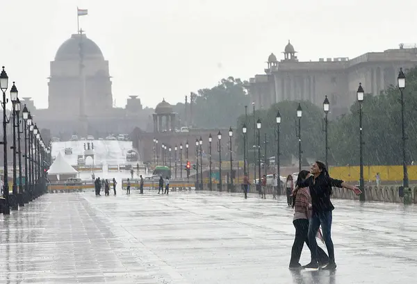 stock image NEW DELHI INDIA JUNE 16 2023 Commuters out during sudden heavy rain at Kartavya path on June 16 2023 in New Delhi India The India Meteorological Department had predicted light rain with gusty winds in Delhi NCR on Thursday According to the weather de