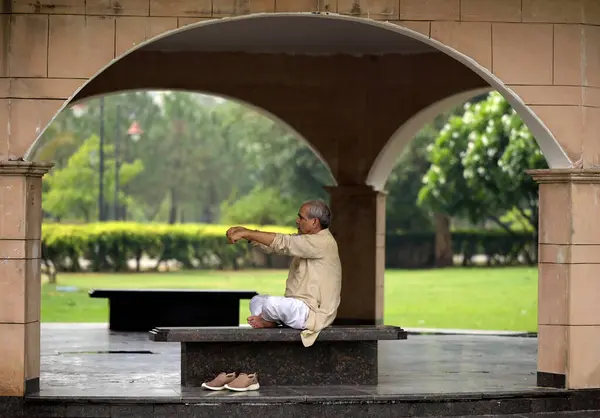 stock image LUCKNOW INDIA JUNE 21 2023 A senior citizen performing Yoga on the occasion of International Yoga Day at Janeshwar Mishra Park on June 21 2023 in Lucknow India Photo by Deepak Gupta Hindustan Times 