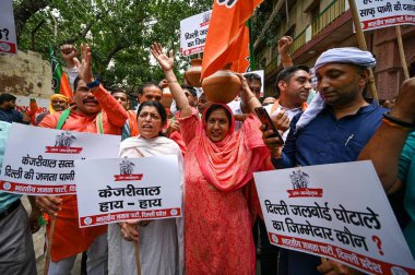 NEW DELHI INDIA 24 Haziran 2023 BJP destekçileri Delhi Jal Board 'a karşı 24 Haziran 2023 Varunalaya Kompleksi Jhandewalan' da kötü kalite su sağlandığı iddiasıyla yapılan protestolarda Sanchit Khanna Hindustan Tim tarafından çekilmiştir.