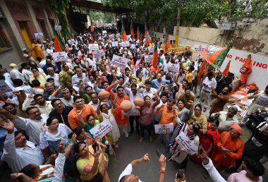 NEW DELHI INDIA 24 Haziran 2023 BJP destekçileri Delhi Jal Board 'a karşı 24 Haziran 2023 Varunalaya Kompleksi Jhandewalan' da kötü kalite su sağlandığı iddiasıyla yapılan protestolarda Sanchit Khanna Hindustan Tim tarafından çekilmiştir.