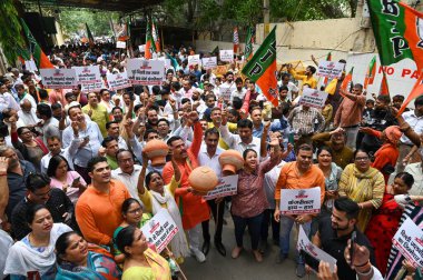 NEW DELHI INDIA 24 Haziran 2023 BJP destekçileri Delhi Jal Board 'a karşı 24 Haziran 2023 Varunalaya Kompleksi Jhandewalan' da kötü kalite su sağlandığı iddiasıyla yapılan protestolarda Sanchit Khanna Hindustan Tim tarafından çekilmiştir.
