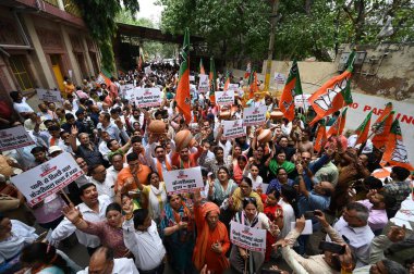 NEW DELHI INDIA 24 Haziran 2023 BJP destekçileri Delhi Jal Board 'a karşı 24 Haziran 2023 Varunalaya Kompleksi Jhandewalan' da kötü kalite su sağlandığı iddiasıyla yapılan protestolarda Sanchit Khanna Hindustan Tim tarafından çekilmiştir.