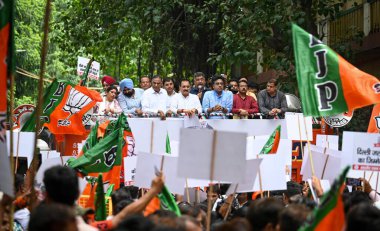 NEW DELHI INDIA 24 JUNE 24 Haziran 2023 Virendra Sachdeva Delhi BJP Başkanı LOA Ramvir Singh Bidhuri ile birlikte 20 Haziran 'da Varunalaya Kompleksi Jhandewalan' daki su kaynaklarının kötü olduğu iddiasıyla Delhi Jal Kurulu 'na karşı protestolar düzenledi.