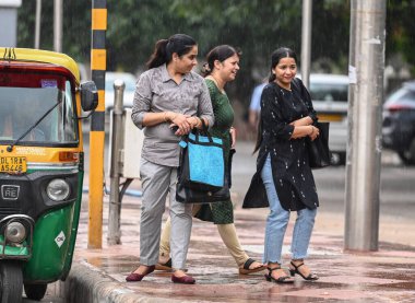 NEW DELHI INDIA 17 HAZİRAN 2023 Conno Place bölgesinde yağmurda 17 Haziran 2023 Hindistan Meteoroloji Bölümü Delhi NCR 'de şiddetli rüzgârlarla hafif yağmur öngörmüştü.