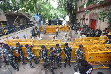 NEW DELHI INDIA JUNE 24 Haziran 2023 Virendra Sachdeva Delhi BJP Başkanı LOA Ramvir Singh Bidhuri ve parti çalışanları ve destekçileri Varunalaya C 'de kötü su kaynağı olduğu iddiasıyla Delhi Jal Kurulu' nu protesto ettiler.