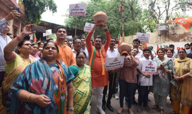 NEW DELHI INDIA JUNE 24 Haziran 2023 Virendra Sachdeva Delhi BJP Başkanı LOA Ramvir Singh Bidhuri ve parti çalışanları ve destekçileri Varunalaya C 'de kötü su kaynağı olduğu iddiasıyla Delhi Jal Kurulu' nu protesto ettiler.