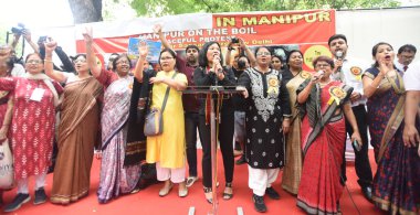 YENİ DELHI INDIA 24 Haziran 2023 Kuki kabilesi üyeleri ve destekçileri, 24 Haziran 2023 tarihinde Yeni Delhi Hindistan 'da Jantar Mantar eyaletindeki sözde etnik temizliğe karşı düzenlenen kabile dayanışmasına katıldılar.