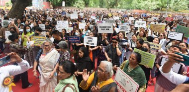 YENİ DELHI INDIA 24 Haziran 2023 Kuki kabilesi üyeleri ve destekçileri, 24 Haziran 2023 tarihinde Yeni Delhi Hindistan 'da Jantar Mantar eyaletindeki sözde etnik temizliğe karşı düzenlenen kabile dayanışmasına katıldılar.