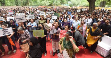 YENİ DELHI INDIA 24 Haziran 2023 Kuki kabilesi üyeleri ve destekçileri, 24 Haziran 2023 tarihinde Yeni Delhi Hindistan 'da Jantar Mantar eyaletindeki sözde etnik temizliğe karşı düzenlenen kabile dayanışmasına katıldılar.