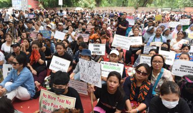 YENİ DELHI INDIA 24 Haziran 2023 Kuki kabilesi üyeleri ve destekçileri, 24 Haziran 2023 tarihinde Yeni Delhi Hindistan 'da Jantar Mantar eyaletindeki sözde etnik temizliğe karşı düzenlenen kabile dayanışmasına katıldılar.