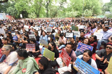 YENİ DELHI INDIA 24 Haziran 2023 Kuki kabilesi üyeleri ve destekçileri, 24 Haziran 2023 tarihinde Yeni Delhi Hindistan 'da Jantar Mantar eyaletindeki sözde etnik temizliğe karşı düzenlenen kabile dayanışmasına katıldılar.