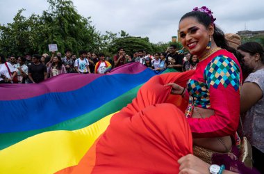 MUMBAI INDIA 24 Haziran 2023 LGBTQ üyeleri, 24 Haziran 2023 tarihinde Mumb 'da düzenlenen ve lezbiyen biseksüel transseksüel ve eşcinsel LGBTQ' nun sosyal ve kendi kendine kabulünü kutlayan bir geçit töreninde, Azaid Meydan CSMT 'de yasal haklar ve gurur kazandı.