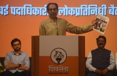 MUMBAI INDIA JUNE 24 Haziran 2023 Shiv Sena Uddhav Balasaheb Thackeray Başkanı Uddhav Thackeray, parti temsilcileri ve devlet temsilcilerinin Shivaji Mandir Dadar 'da 24 Haziran 2023 tarihinde Mumbai Hindistan' da yaptığı toplantıda konuşuyor.